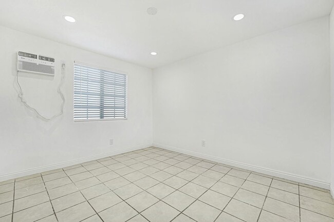 Building Photo - 400 W 109th St