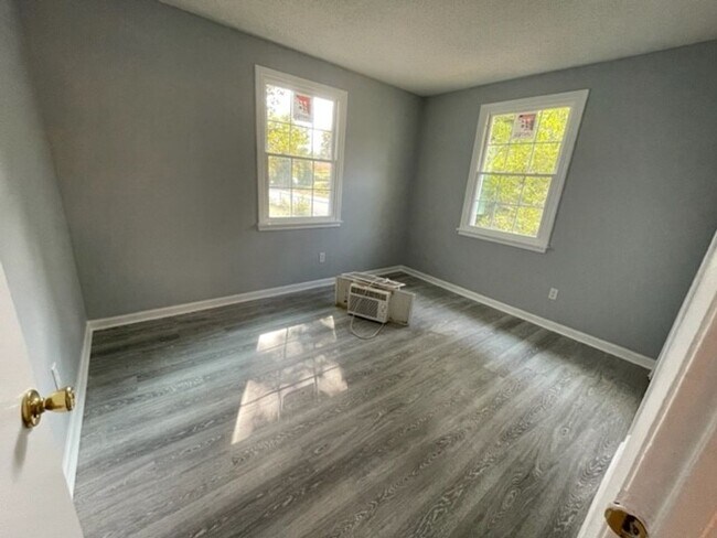 Building Photo - READY TO MOVE IN 3 Beds/1 Bath!