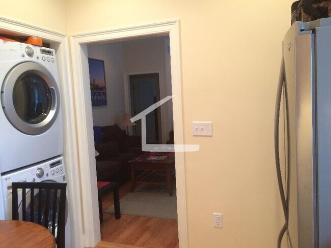 Building Photo - Newton Corner 3bd w/A/C & parking