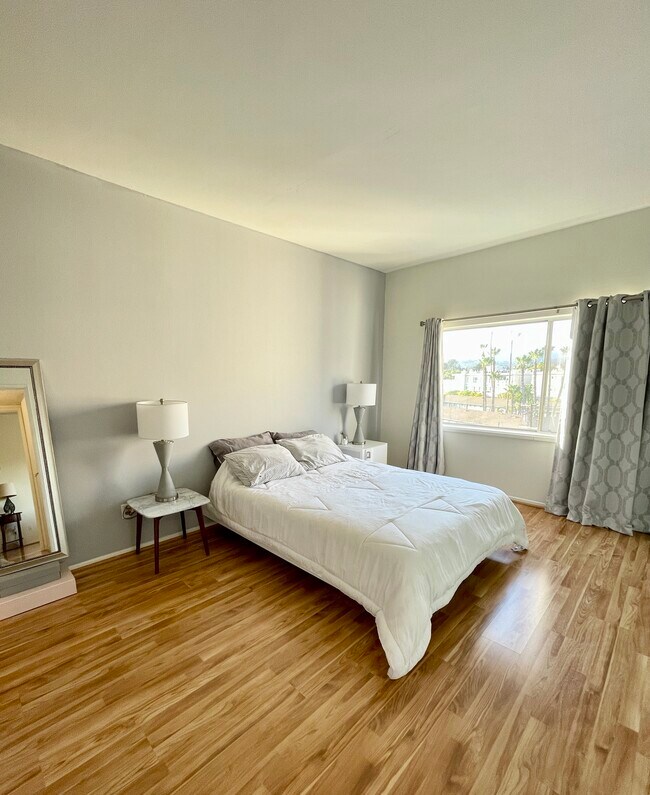 Bedroom - 622 S Barrington Ave