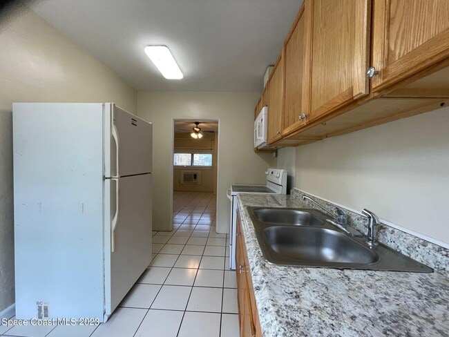 Building Photo - 102 Center St