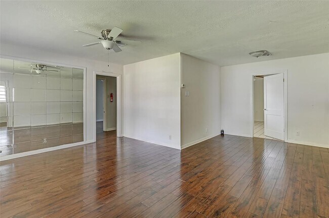 Foto del edificio - 3530 Burgundy Ln