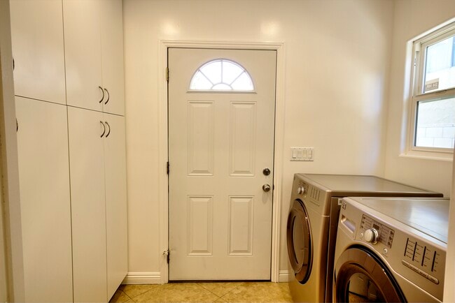 Foto del edificio - 1367 E Windsor Rd