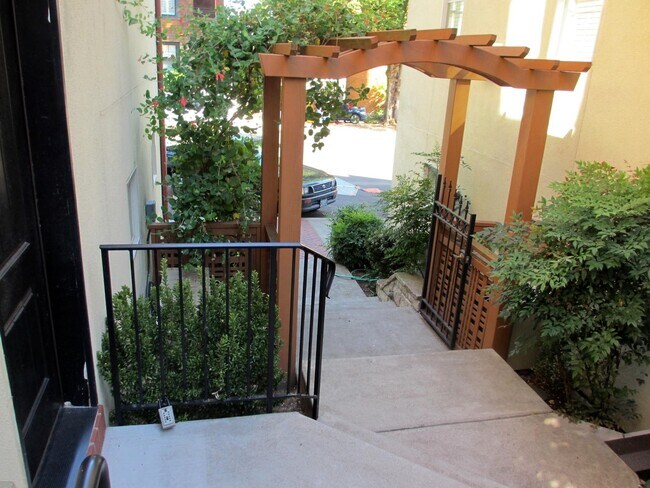 Building Photo - Luxury downtown Lake Oswego townhouse in d...