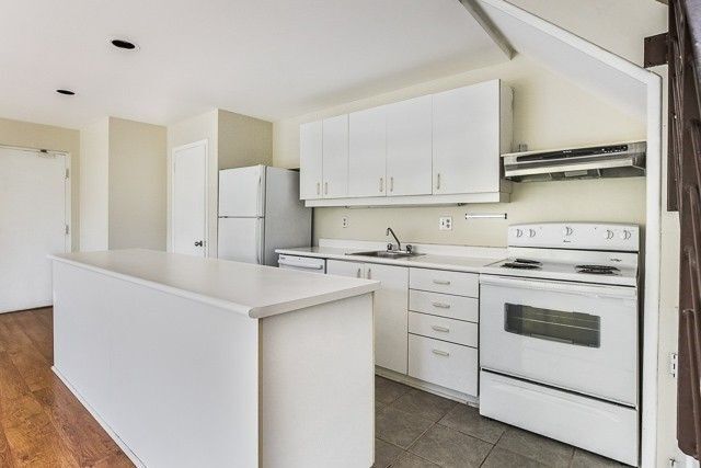 Building Photo - 2064-2064 Queen St E