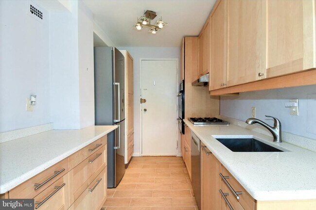 Building Photo - 10201 Grosvenor Pl