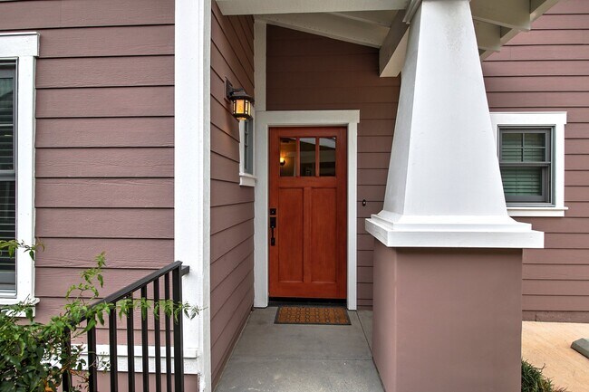 Building Photo - Wonderful Three bedroom 2.5 bathroom Ocean...