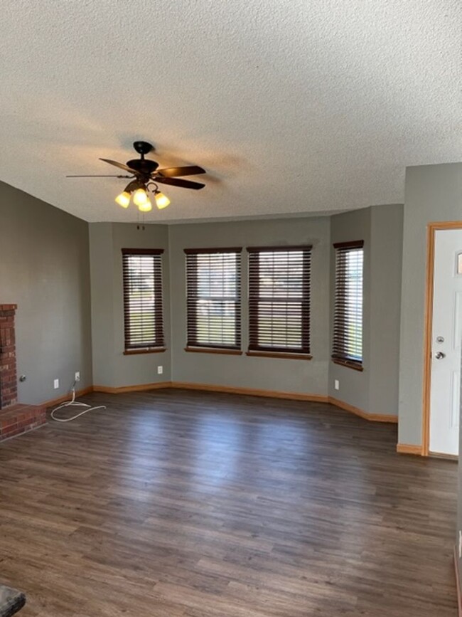 Building Photo - Nice home in Lemoore