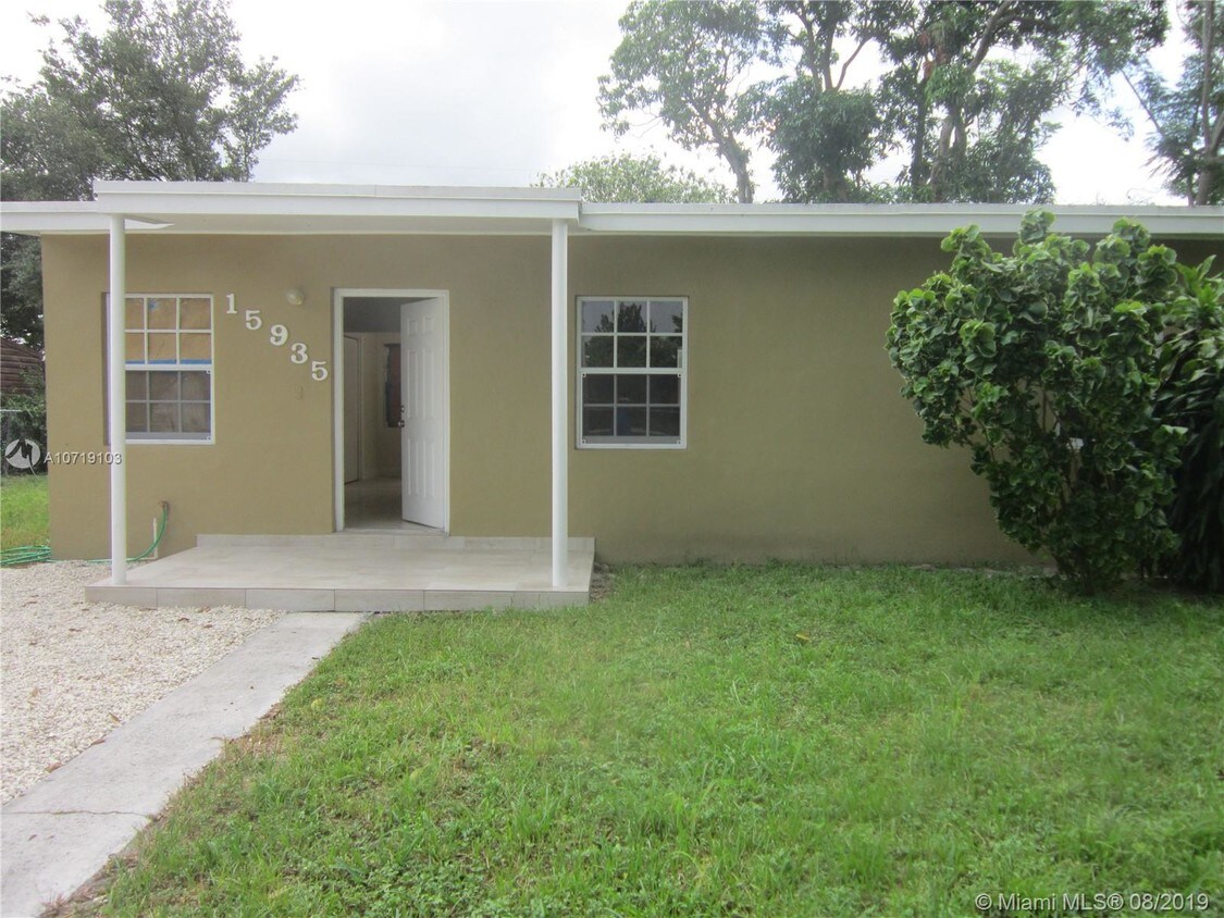 Primary Photo - 15935 E Bunche Park Dr