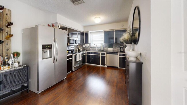Building Photo - Nice 3 bedroom 2 bath with screened-in lan...