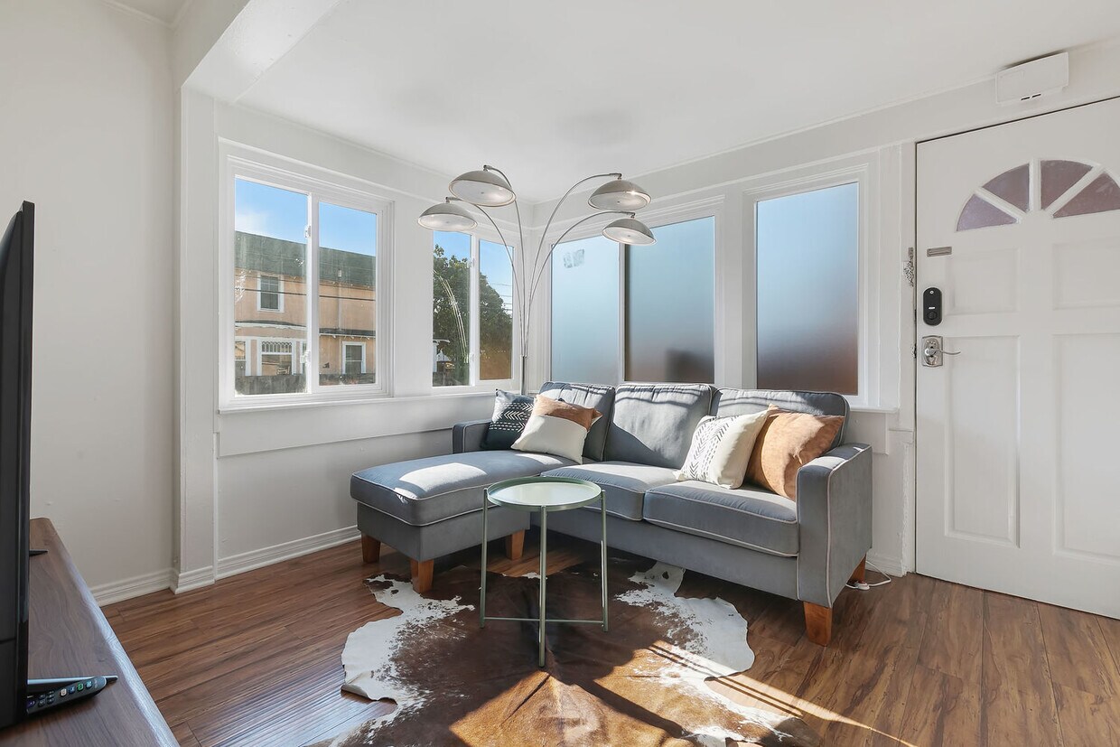 West facing living room taking in that golden sunset - 504 Pacific Ave
