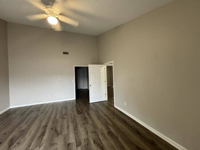 Building Photo - AVAILABLE FOR RENT - 216 Autumn Ridge Driv...