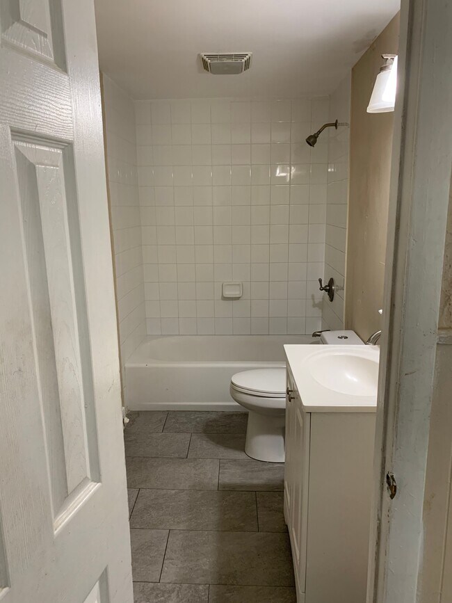 Building Photo - 31 Aetna St