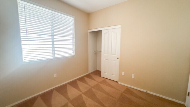 Foto del edificio - 10724 Windrose Point Ave