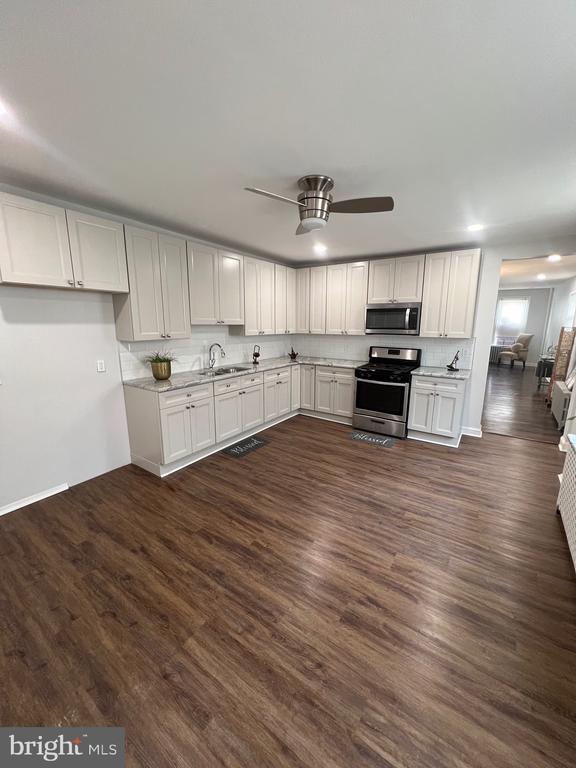 Building Photo - 1731 W 6th St