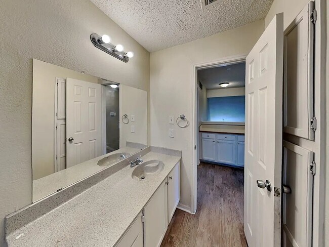 Foto del edificio - 4105 Devon Ct