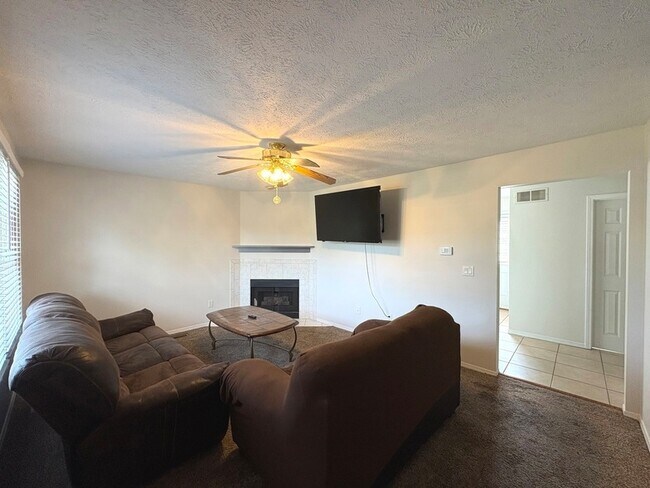 Foto del edificio - 707 N Golfcrest Rd