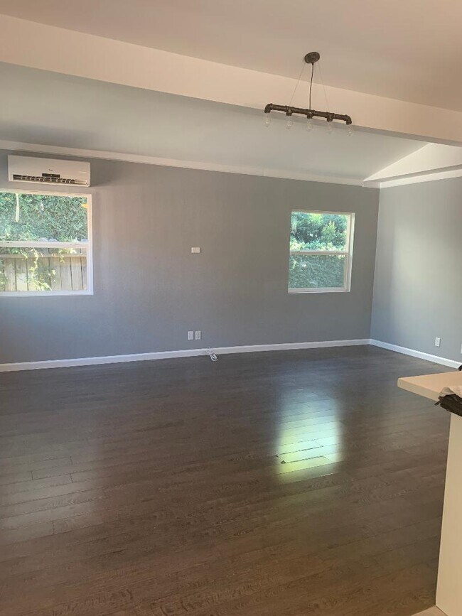 Building Photo - 283 Linda Rosa Ave