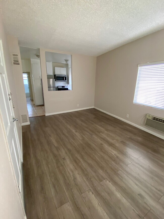 Building Photo - 4757 San Vicente Blvd