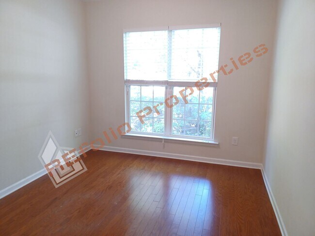 Building Photo - Elegant 4 bedroom Home w/ 1st Floor Office...