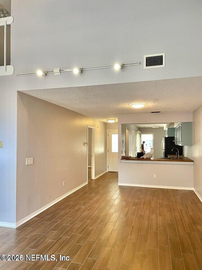 Foto del edificio - 1185 W Romaine Cir