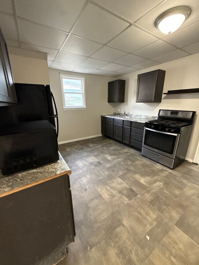 Building Photo - 3 bedroom/2 bath house