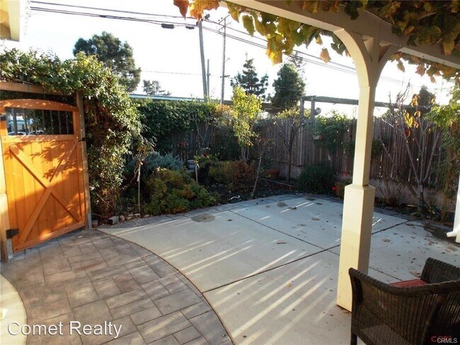 Building Photo - 3 br, 2 bath House - 585 Crown Hill St.