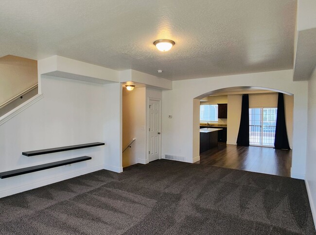 Building Photo - 3 Bd 3.5 Bath 2 Car Garage Townhome in Sandy