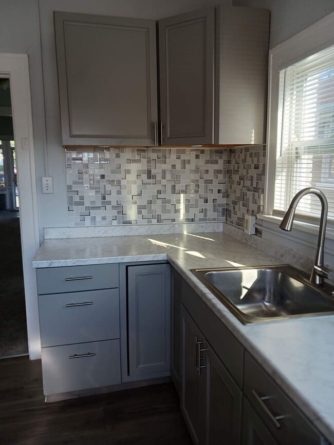 Building Photo - 2 Bedroom Home in West Glen Park