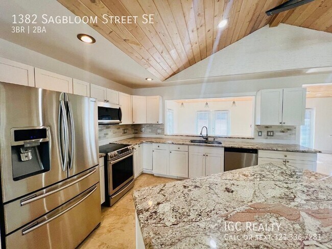 Building Photo - Cozy 3 Bedroom Home with Granite Counterto...