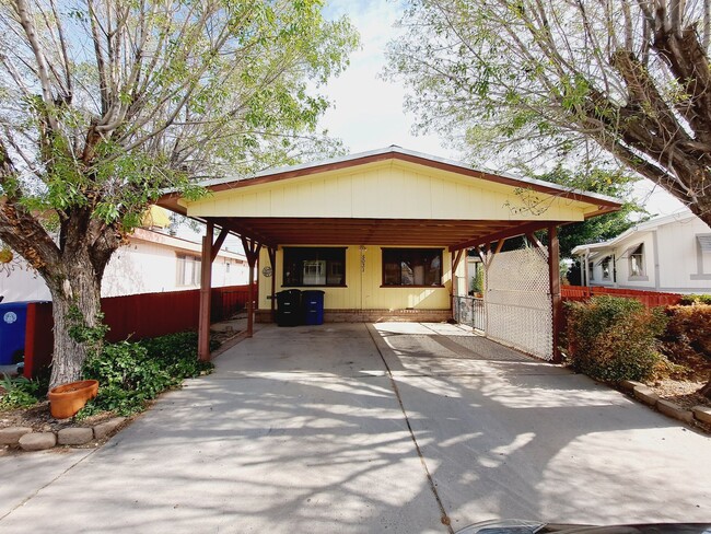 Foto del edificio - 2 Bedroom 2 Bathroom Trailer w/ Outdoor Sh...