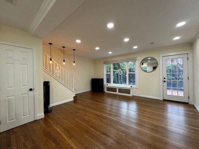 Foto del edificio - Stylish 3 Bed 1.5 Bath Duplex With A Fenced Patio In Warwick Village