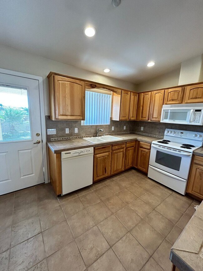 Building Photo - 3382 Iroquois Dr