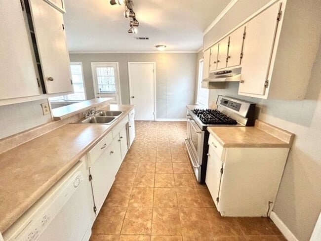 Building Photo - 3 Bedroom 2.5 Bath with 2 BONUS ROOMS