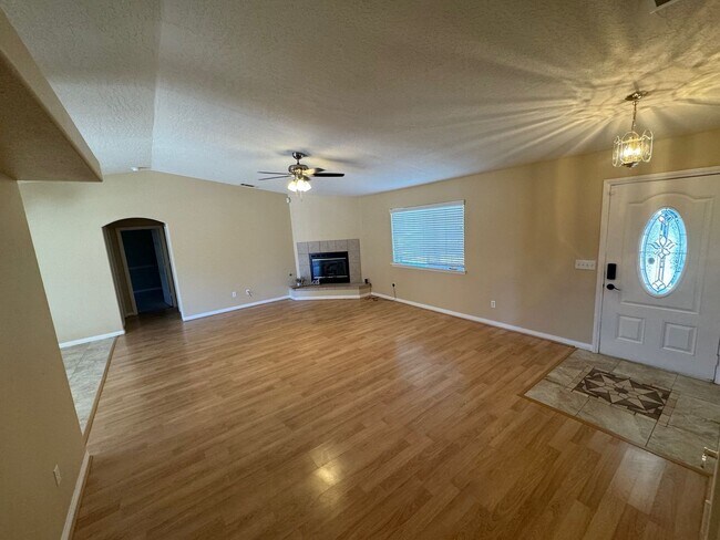 Foto del edificio - spacious 3 bedroom 2 bath home with beauti...