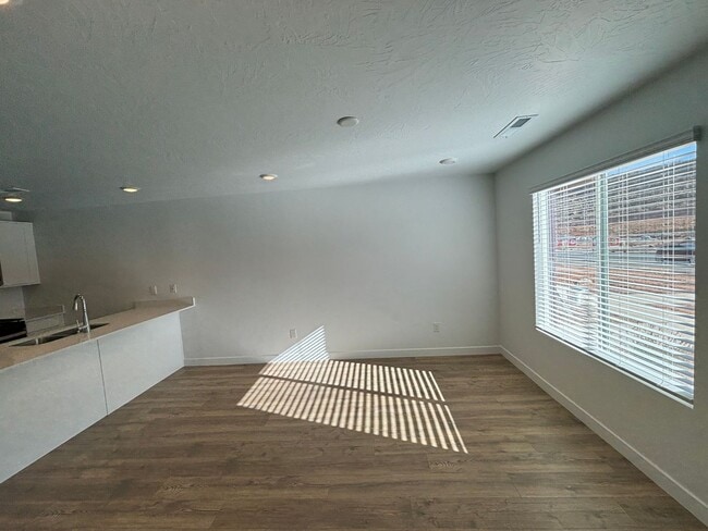 Building Photo - Price Reduced!! LONG VALLEY Townhome!