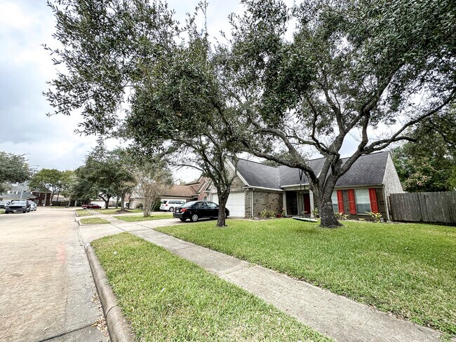 Building Photo - 3909 Greenwood Dr