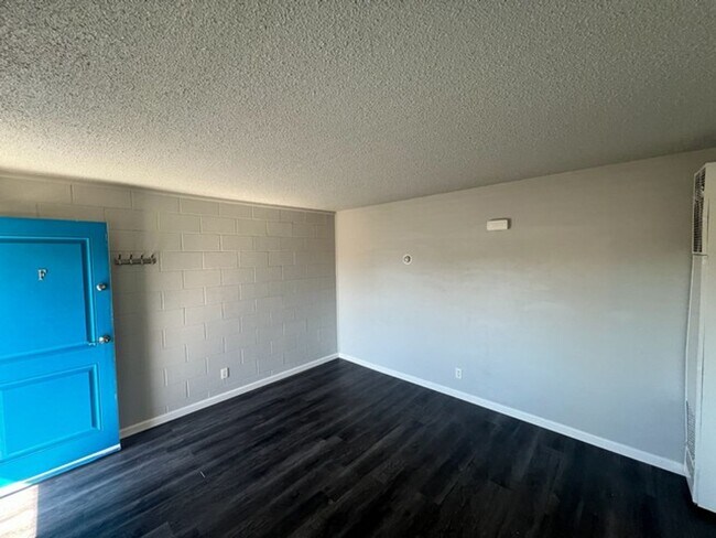 Foto del edificio - One Bedroom Upstairs Reno Apartment