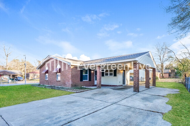 Building Photo - 3325 Cedar Springs Dr