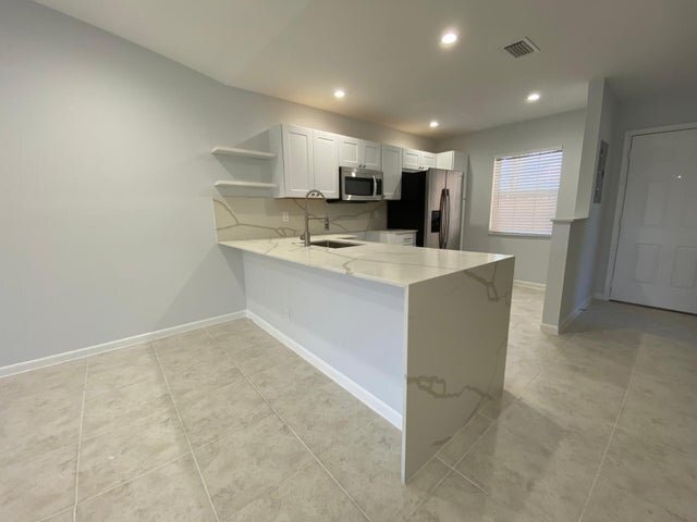 Foto del edificio - 9973 Three Lakes Cir