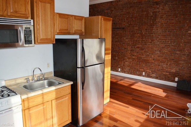 Building Photo - 370 7th Ave