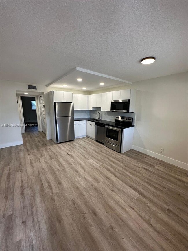 Foto del edificio - 615 NE 26th St