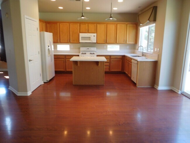 Building Photo - Gorgeous Golden Valley aHome