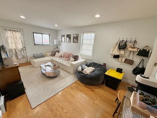 Building Photo - 9 Boston St