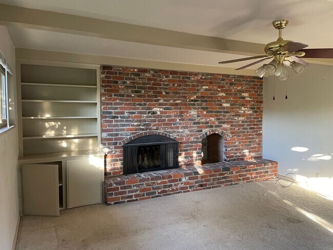 Building Photo - 6109 Golden Dawn Way