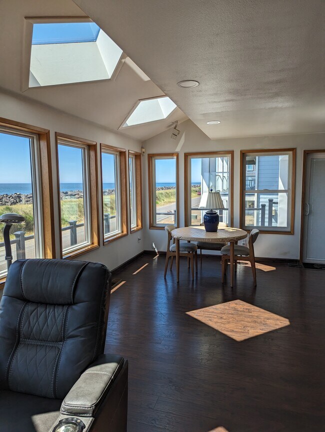 Building Photo - 1517 E Ocean Shores Blvd SW
