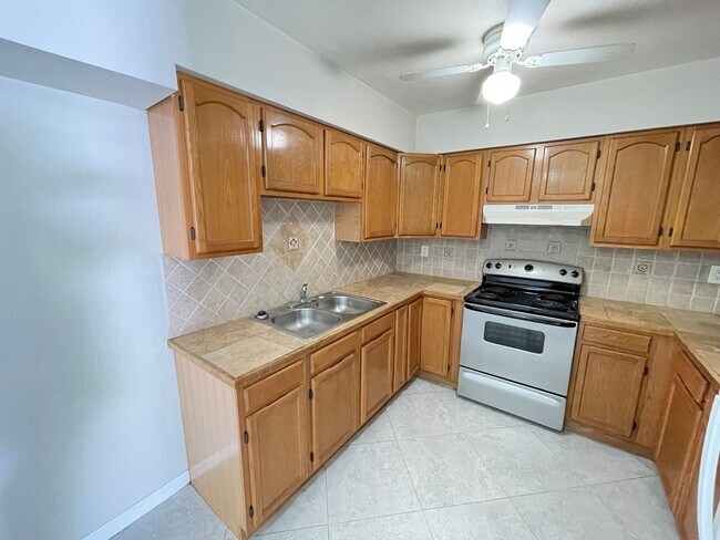 Building Photo - Newly Listed!! 2 Bed/1 Bath Duplex for Ren...
