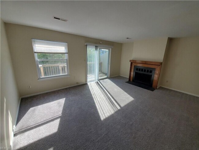 Foto del edificio - Three story townhouse in centrally located...