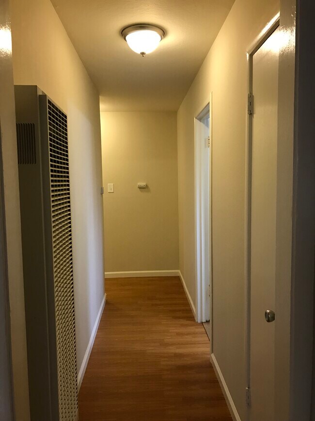 Pasillo con baño y habitación a la derecha al final del pasillo a la izquierda - 130 Jackson Ave