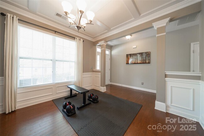 Building Photo - 4938 El Molino Dr